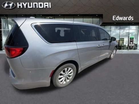 Used 2017 Chrysler Pacifica Touring w/ Tire & Wheel Group FWD image 5