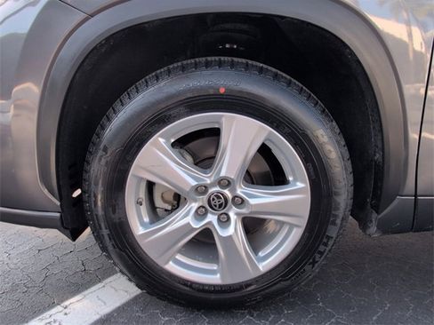 Used 2024 Toyota Highlander LE image 10