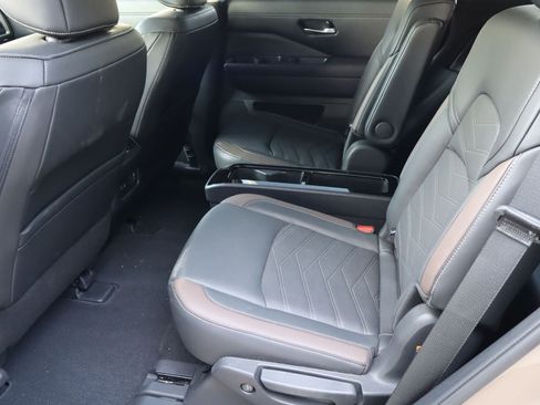 Used 2025 Nissan Pathfinder Platinum FWD image 6