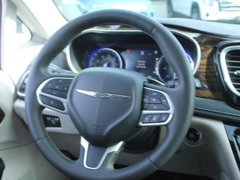 Used 2023 Chrysler Pacifica Limited FWD image 14