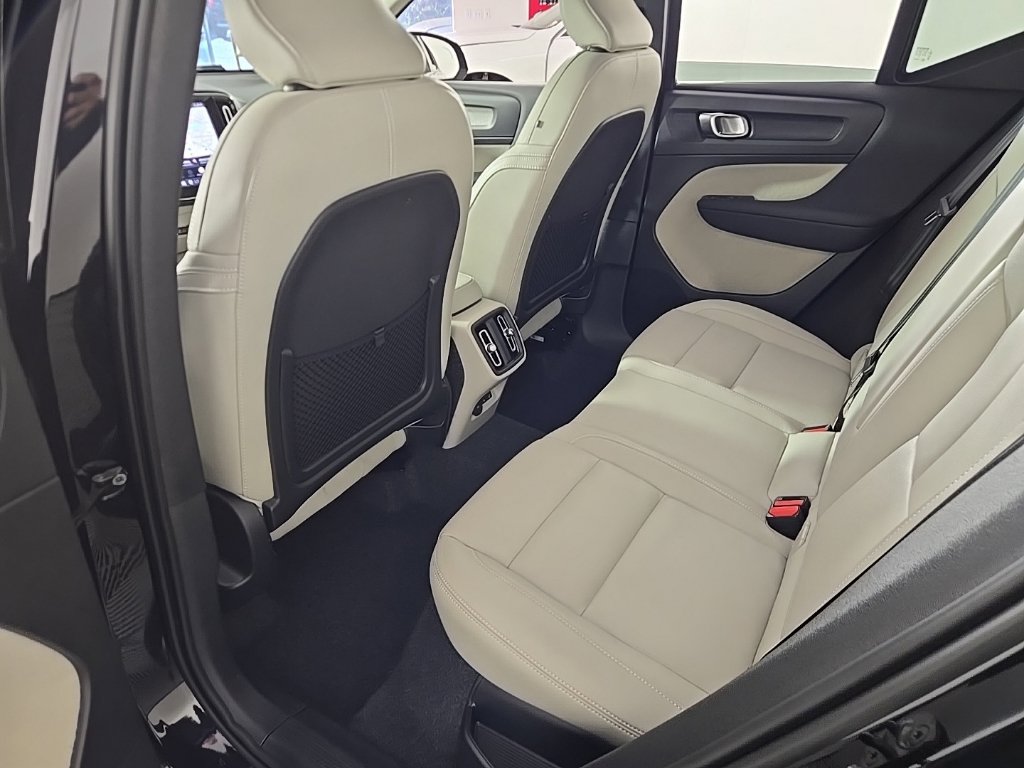Certified 2025 Volvo XC40 B5 Ultra AWD/4WD image 14