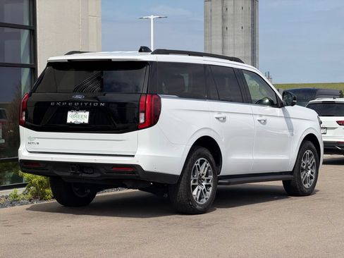 Used 2025 Ford Expedition Active AWD/4WD image 5
