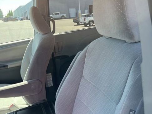Used 2020 Toyota Sienna LE w/ Carpet Mat Package FWD image 12