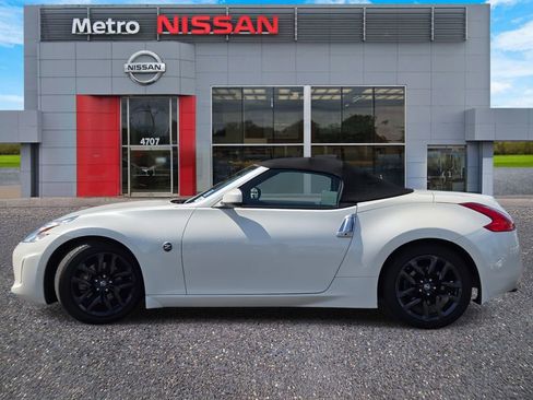 Used 2016 Nissan 370Z Touring image 3
