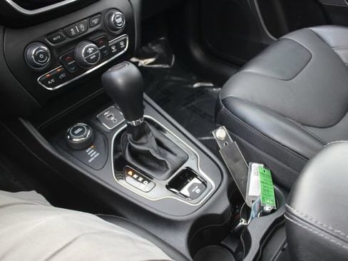 Used 2022 Jeep Cherokee Limited AWD/4WD image 11