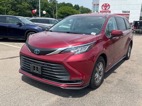 Used 2021 Toyota Sienna LE AWD/4WD image 3