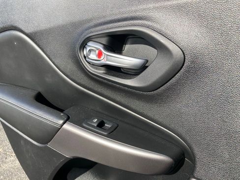 Used 2021 Jeep Cherokee Latitude image 12