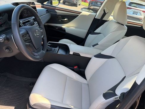 Used 2025 Lexus ES 350 w/ Premium Package image 9