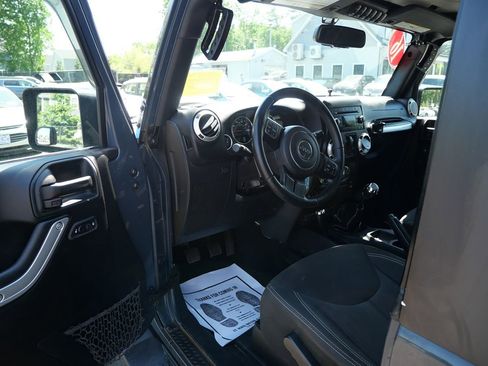 Used 2016 Jeep Wrangler Sahara w/ Connectivity Group AWD/4WD image 9