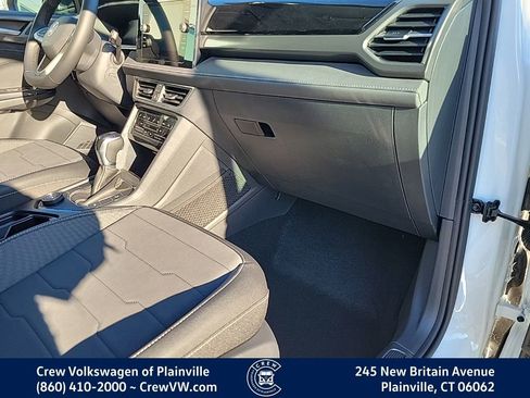 New 2026 Volkswagen Taos SE image 43