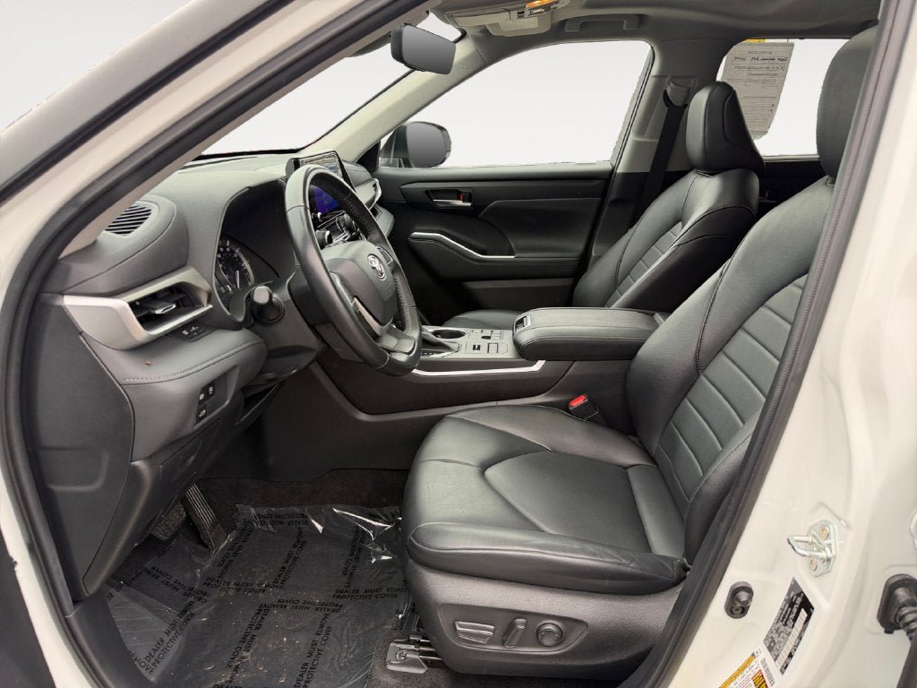 Used 2023 Toyota Highlander XLE AWD/4WD image 6
