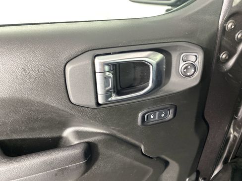Used 2025 Jeep Wrangler Unlimited Rubicon w/ Convenience Group AWD/4WD image 14