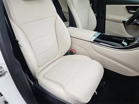 Used 2025 Mercedes-Benz GLC 300 4MATIC image 23