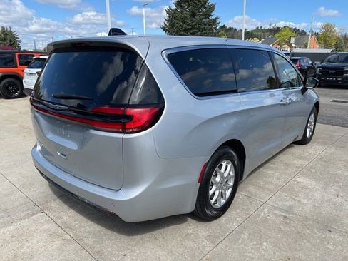 Used 2024 Chrysler Pacifica Touring-L FWD image 6