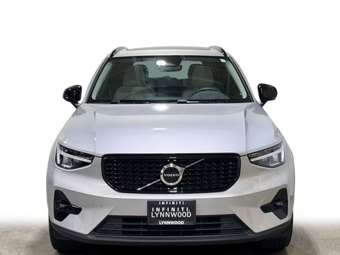 Used 2023 Volvo XC40 B5 Plus image 2
