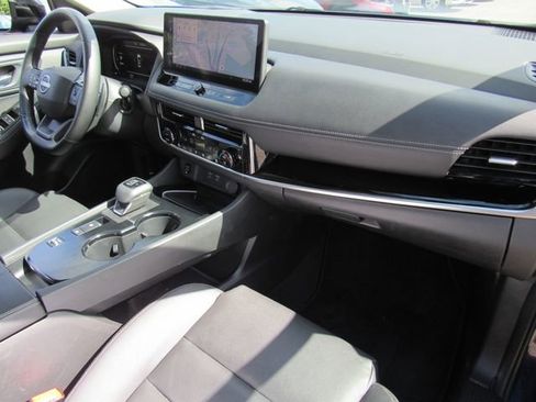 Certified 2025 Nissan Rogue SL w/ SL Premium Package FWD image 12
