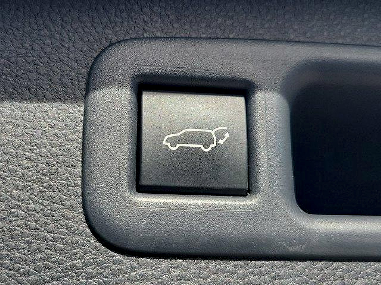 Used 2023 Toyota Highlander XLE FWD image 11