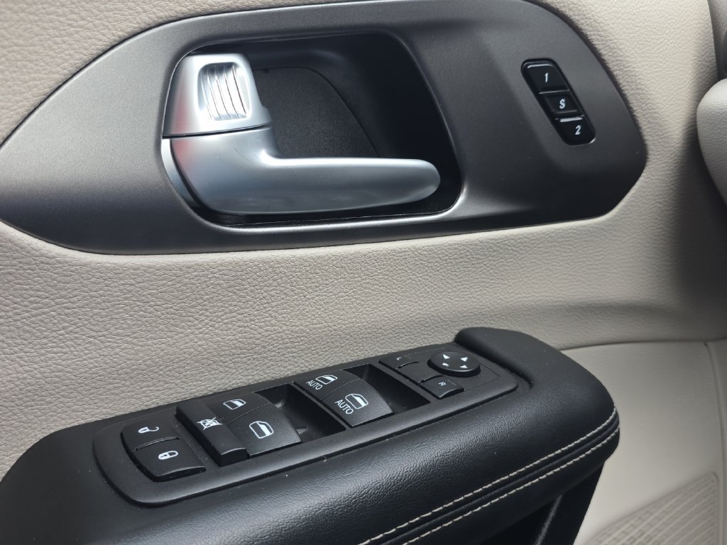 Used 2024 Chrysler Pacifica Touring-L FWD image 11