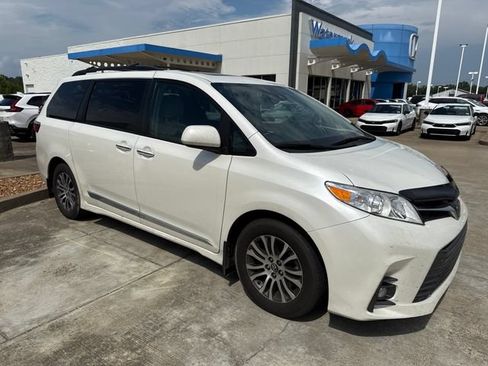 Used 2018 Toyota Sienna XLE w/ XLE Navigation Package FWD image 7