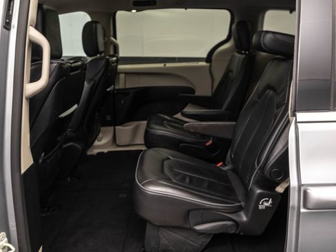 Used 2020 Chrysler Pacifica Limited w/ Advanced Safetytec Group FWD image 32