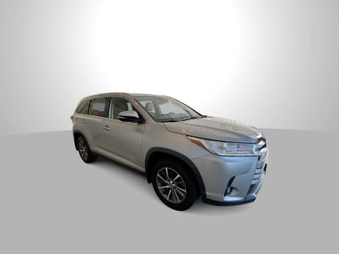 Certified 2019 Toyota Highlander XLE AWD/4WD image 2