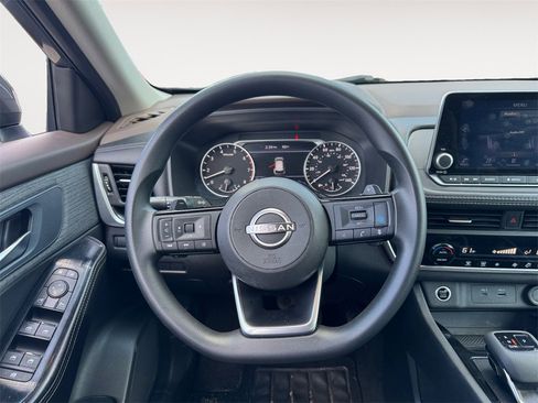 Used 2023 Nissan Rogue SV image 12