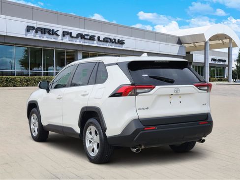 Used 2020 Toyota RAV4 XLE w/ Convenience Package image 4