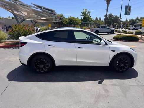 Used 2024 Tesla Model Y Long Range AWD/4WD image 7
