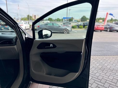 Used 2019 Chrysler Pacifica Touring-L FWD image 45