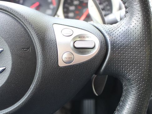Used 2009 Nissan 370Z Touring RWD image 18
