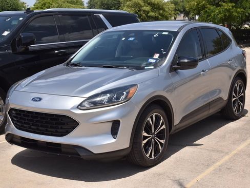 Used 2021 Ford Escape SE w/ SE Sport Appearance Package FWD image 2
