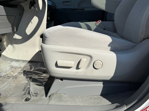 Used 2014 Toyota Sienna LE image 21