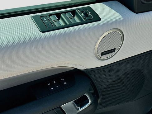 Certified 2025 Land Rover Discovery Dynamic SE AWD/4WD image 19