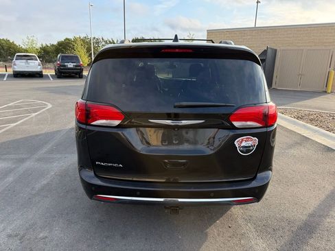 Used 2019 Chrysler Pacifica Touring-L image 5