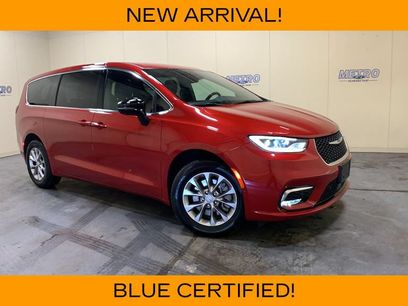 Used 2026 Chrysler Pacifica Select