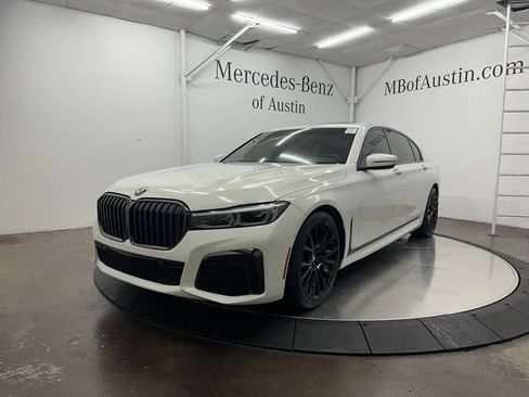 Used 2022 BMW 740i w/ M Sport Package RWD image 3