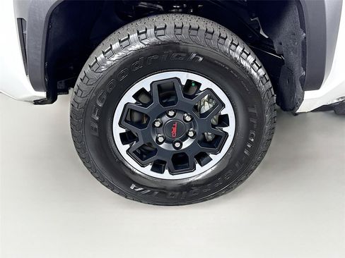 Certified 2025 Toyota Tacoma TRD Off-Road AWD/4WD image 37