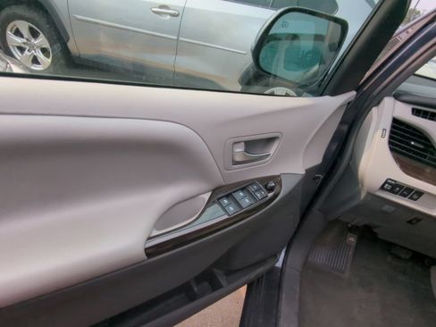 Used 2017 Toyota Sienna XLE Premium FWD image 8