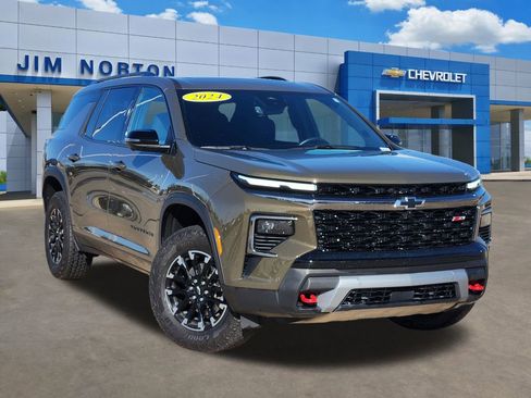 Used 2024 Chevrolet Traverse Z71 w/ Enhanced Driving Package image 1