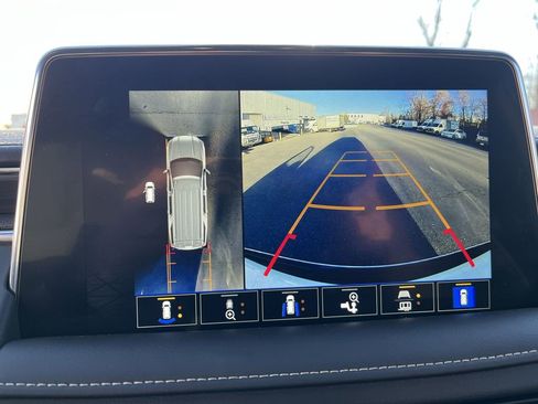 Used 2022 GMC Yukon XL SLT w/ SLT Luxury Package image 17