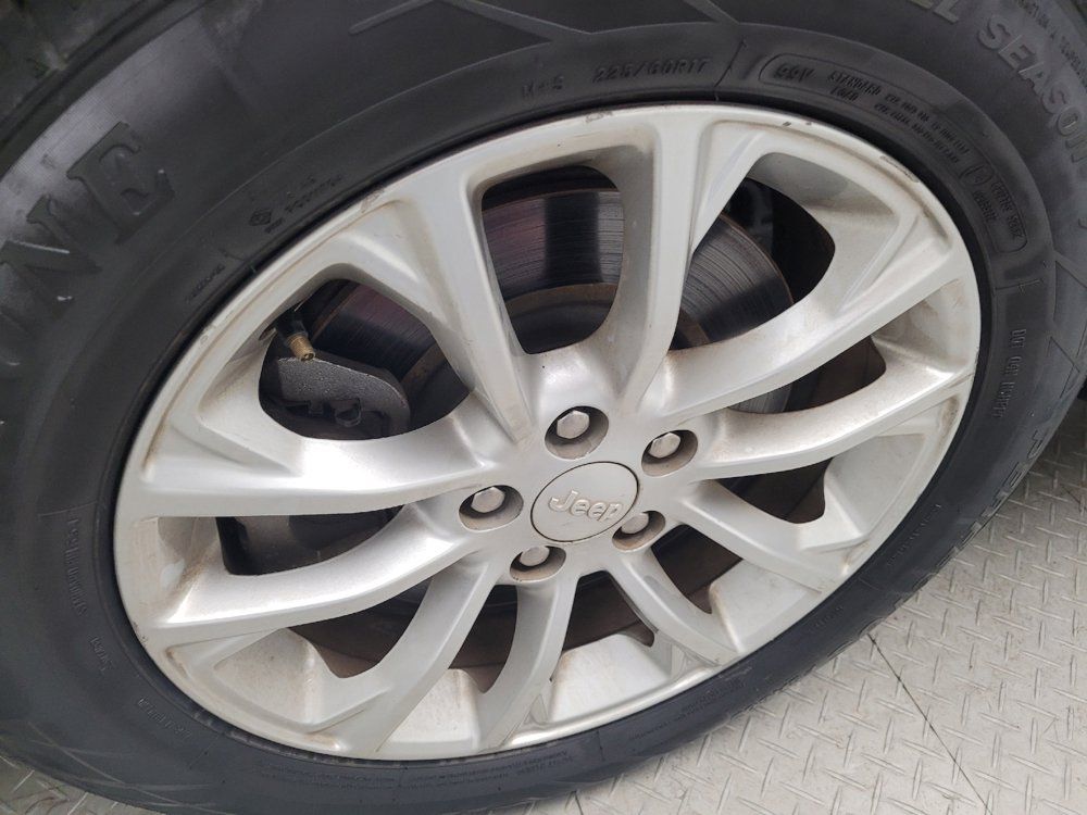 Used 2019 Jeep Cherokee Latitude w/ Popular Appearance Group FWD image 31
