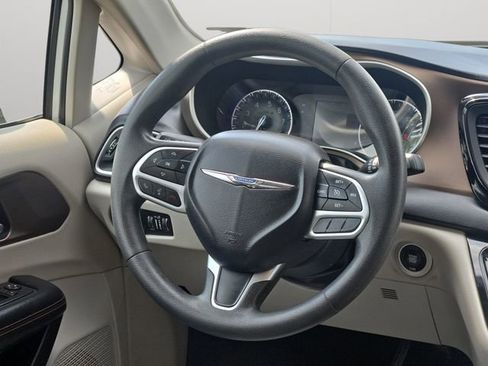 Used 2017 Chrysler Pacifica Touring FWD image 18