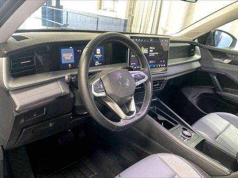 Used 2025 Volkswagen Tiguan SE w/ Panoramic Sunroof Package AWD/4WD image 8