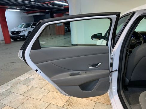 Used 2025 Hyundai Elantra SEL image 38