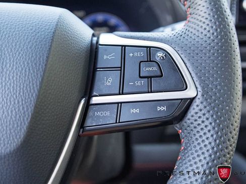 Used 2025 Toyota Sienna XSE FWD image 28