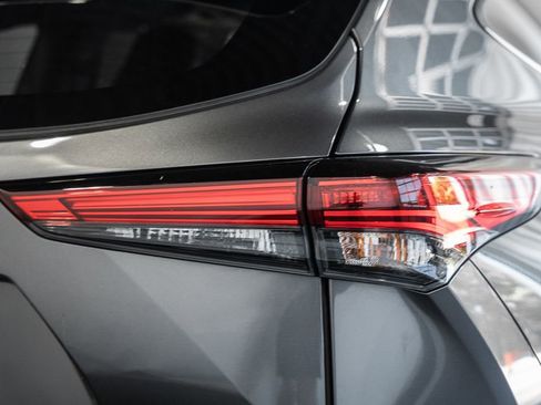 Used 2023 Toyota Highlander XLE FWD image 6