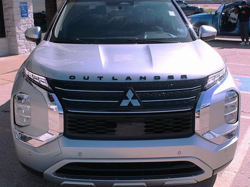 Used 2023 Mitsubishi Outlander SE Black Edition image 5