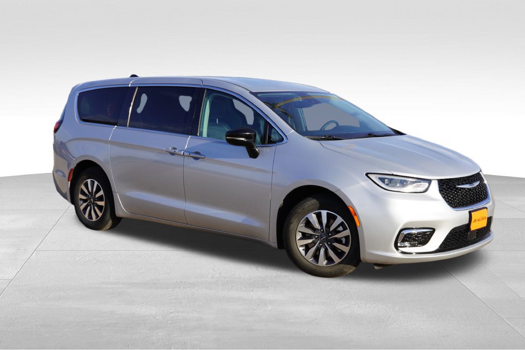 Used 2024 Chrysler Pacifica Limited FWD image 2