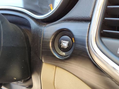 Used 2019 Jeep Grand Cherokee Laredo image 24