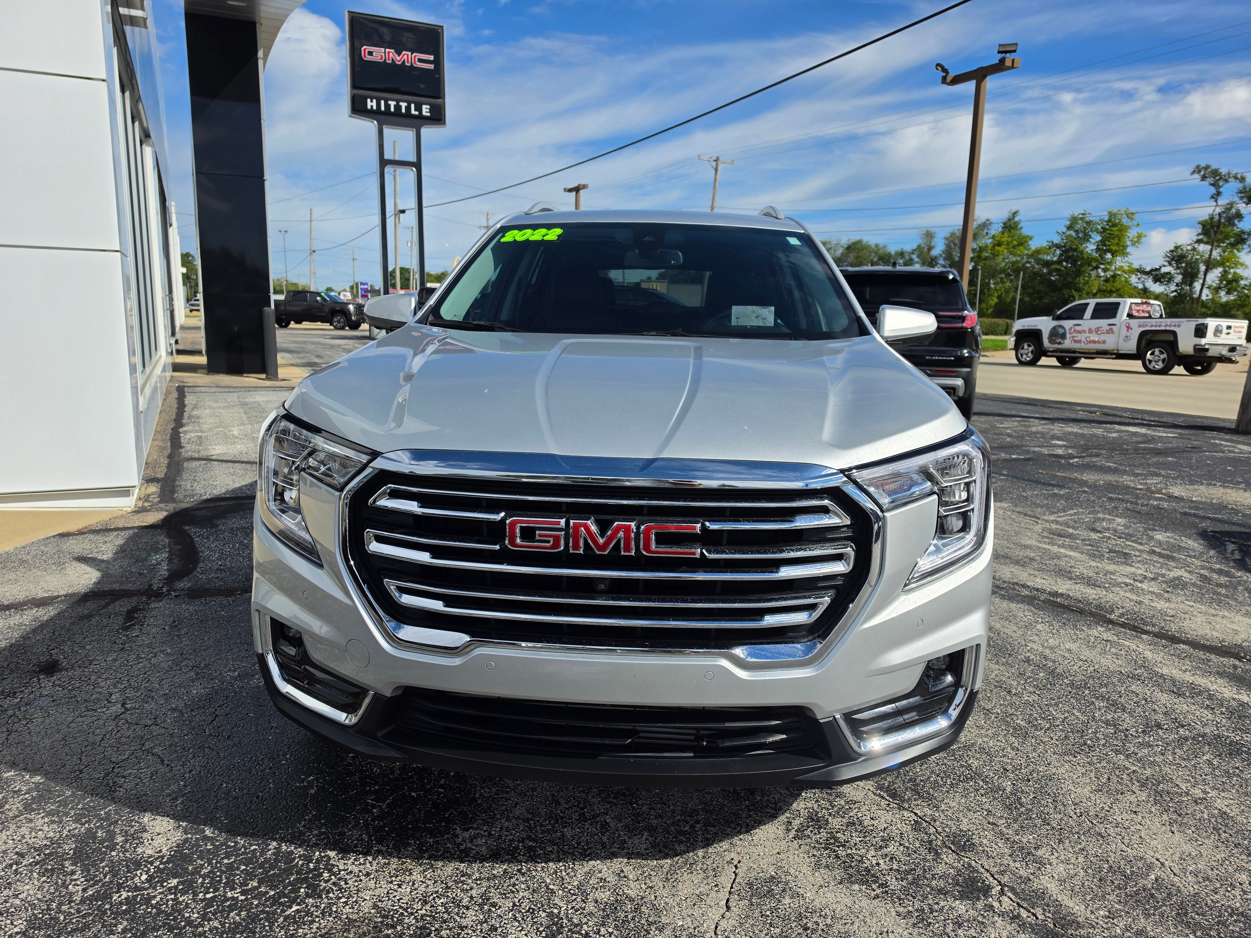 Used 2022 GMC Terrain SLT w/ Tech Package FWD image 2